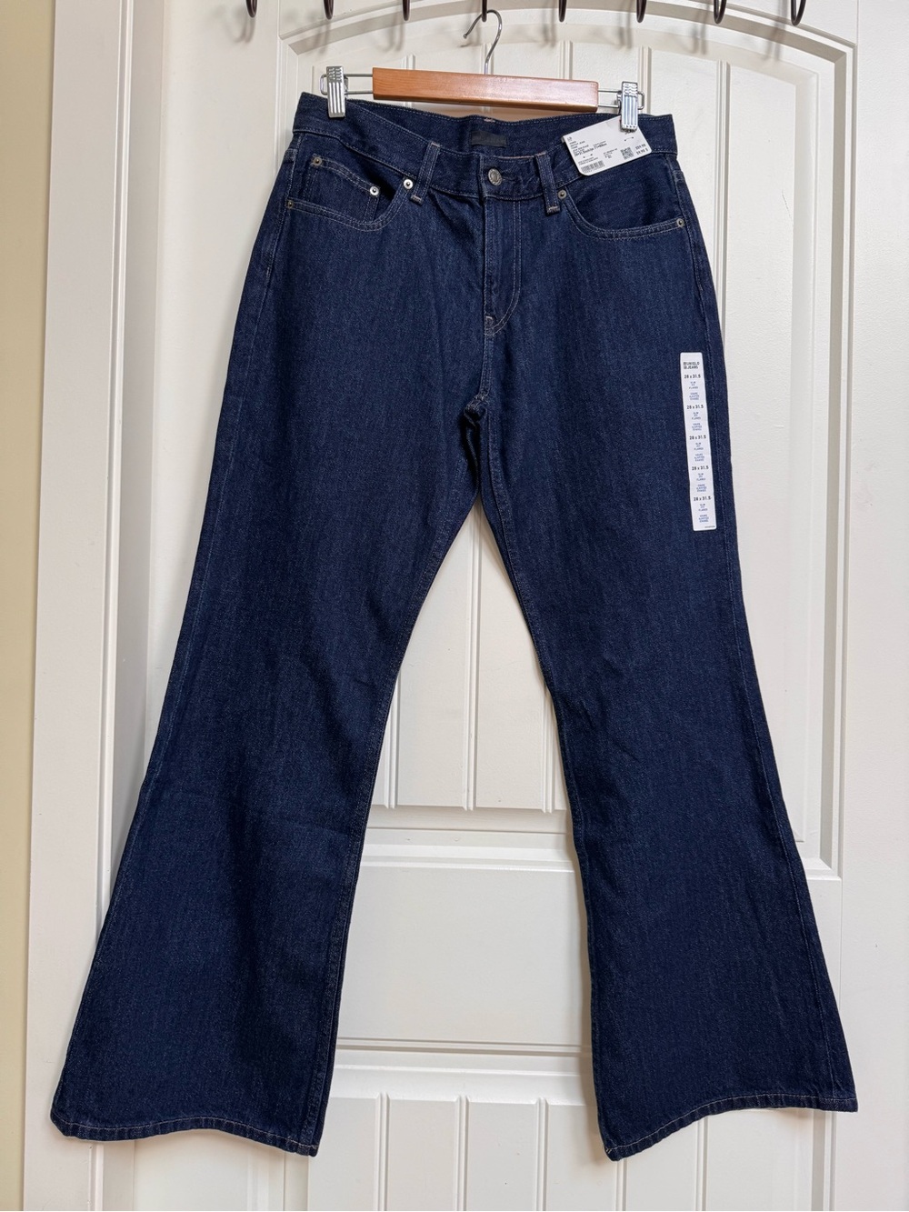 NWT Uniqlo Dark Wash 100% Cotton Bootcut (fit and flare) Jeans. 28” by 31.5”